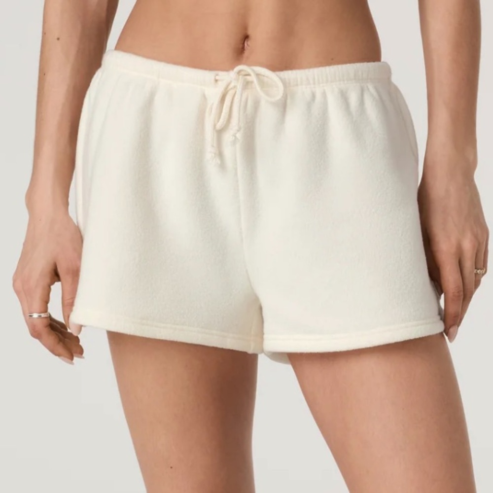 Vuori Beach Fleece Shorts
Natural XS NWT